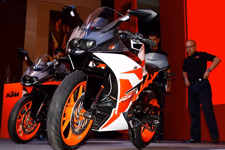 Hãng xe máy đình đám tại Áo - KTM đã vừa cho ra mắt bộ đôi môtô giá "mềm" KTM RC390 và RC200 2017 tại thị trường Ấn Độ. Theo đại diện của hãng KTM cho biết, cả hai mẫu mô tô này đều đáp ứng tiêu chuẩn khí thải BSIV sắp được áp dụng tại Ấn Độ.