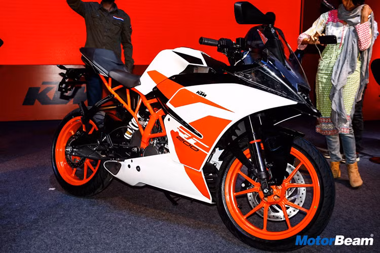 Bước sang phiên bản 2017, mẫu xe côn tay thể thao cỡ nhỏ KTM RC200 sẽ có thêm tùy chọn màu sơn mới là trắng phối cam. Màu sơn này khiến KTM RC200 2017 không hầm hố bằng phiên bản cũ.