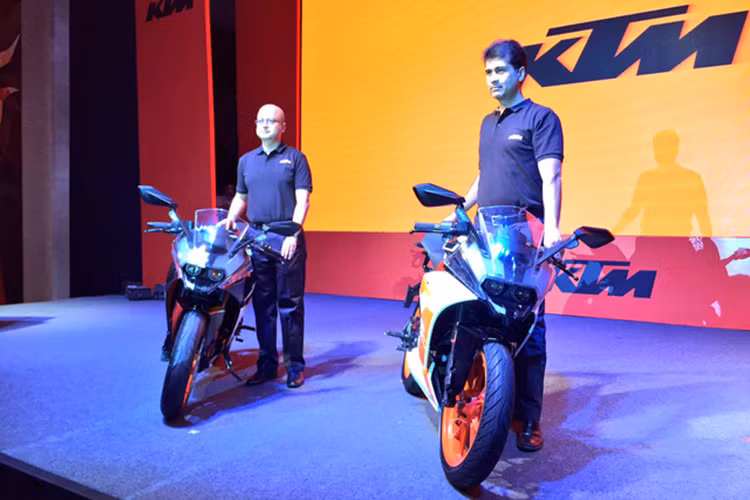 Dự kiến, KTM RC390 2017 sẽ bắt đầu được giao đến tay khách hàng Ấn Độ vào giữa tháng 2 năm nay. Trong khi đó, người mua KTM RC200 2017 chỉ cần chờ đến cuối tháng 1 này. Tuy nhiên tại một số thị trường khác, cụ thể là Việt Nam vẫn chưa có thông tin cụ thể.