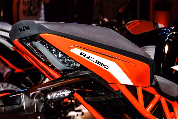 Đồng hành cùng hộp số 6 cấp, động cơ này tạo ra công suất tối đa 43,5 mã lực tại vòng tua máy 9.000 vòng/phút và mô-men xoắn cực đại 36 Nm tại vòng tua máy 7.000 vòng/phút. So với phiên bản cũ, động cơ này mạnh hơn 1 Nm.