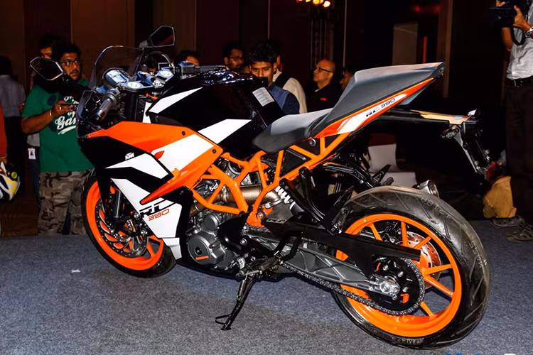 Trên phiên bản mới này, xe được trang bị khối động cơ xy-lanh đơn, làm mát bằng dung dịch, dung tích 373,3 cc của KTM RC390 2017 đã được bổ sung bộ côn chống trượt bánh khi dồn số gấp Slipper Clutch và bướm ga điện tử Ride by Wire.