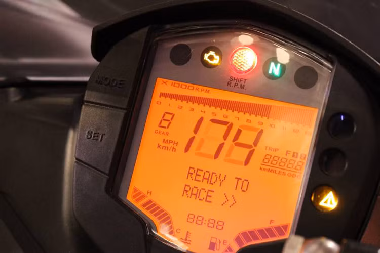 "Trái tim" của KTM RC200 2017 là động cơ xy-lanh đơn, làm mát bằng dung dịch, dung tích 199,5 cc và hộp số 6 cấp. Động cơ tạo ra công suất tối đa 25 mã lực tại vòng tua máy 10.000 vòng/phút và mô-men xoắn cực đại 19,2 Nm tại vòng tua máy 8.000 vòng/phút.