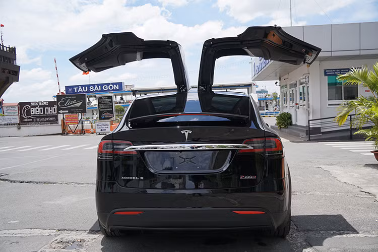 Mẫu siêu xe điện Model X tại Sài Gòn thuộc phiên bản cao cấp nhất P100D. Ký hiệu "100" cho biết xe trang bị bộ pin 100 kWh, cho quãng đường di chuyển 465 km mỗi lần sạc đầy. Tesla Model X có thể tăng tốc 0-100 km/h trong 2,9 giây, tương đương với nhiều mẫu siêu xe.