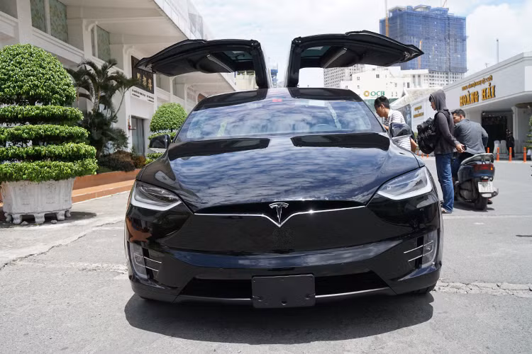 Tesla Model X P100D sở hữu nhiều tính năng ấn tượng như cửa và xe tự khởi động khi tài xế cầm chìa khóa bước đến gần. Ra mắt lần đầu vào 9/2015, Tesla Model X 2016 là chiếc xe gầm cao chạy điện đầu tiên trên Thế giới được sản xuất hàng loạt. Nó đồng thời là mẫu xe thứ 3 của hãng xe điện Tesla của Mỹ sau chiếc xe thể thao Roadster và sedan Model S.