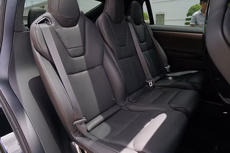 Ghế ngồi đều thiết kế độc lập, điều khiển qua màn hình trung tâm hoặc các nút bấm ở trên ghế. Dù không mang dáng của một chiếc SUV điển hình, không gian Tesla Model X khá rộng rãi. Hàng ghế sau có hệ thống điều hòa độc lập và cổng sạc USB. Phần dưới bảng điều khiển trung tâm cũng trang bị cổng sạc USB và cổng sạc lightning cho iPhone.