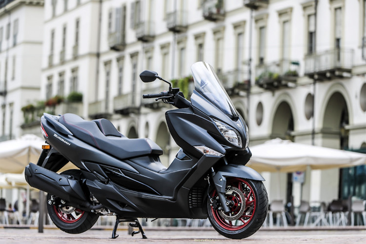 Các trang bị đáng chú ý dự kiến sẽ trang bị trên xe còn có hệ thống chiếu sáng LED, kính chắn gió tương tự như mẫu Burgman tại châu Âu và đồng hồ là màn hình kỹ thuật số hoàn toàn. Tiện ích của xe có thể kể đến cốp chứa đồ dưới yên xe với dung tích 41 lít, hệ thống dừng xe tắt máy và hỗ trợ khởi động giúp xe vận hành êm ái hơn.