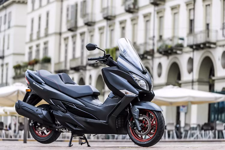 Các trang bị đáng chú ý dự kiến sẽ trang bị trên xe còn có hệ thống chiếu sáng LED, kính chắn gió tương tự như mẫu Burgman tại châu Âu và đồng hồ là màn hình kỹ thuật số hoàn toàn. Tiện ích của xe có thể kể đến cốp chứa đồ dưới yên xe với dung tích 41 lít, hệ thống dừng xe tắt máy và hỗ trợ khởi động giúp xe vận hành êm ái hơn.