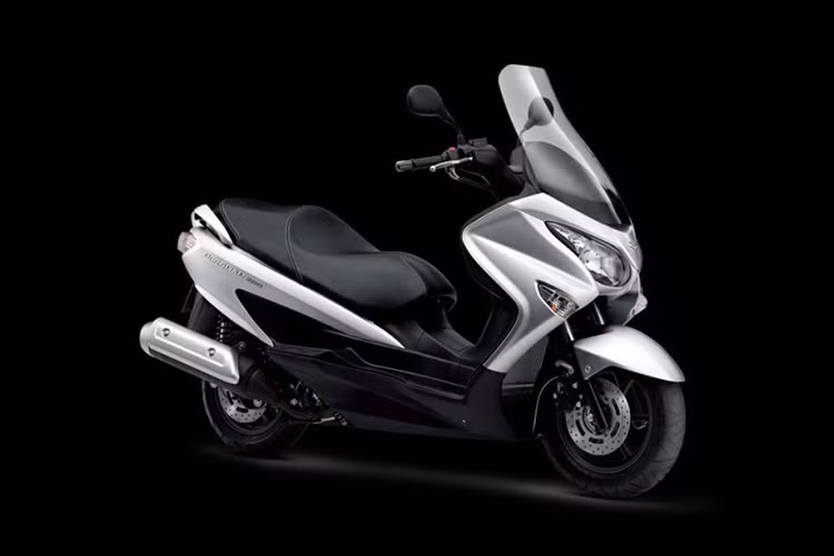 Hệ thống treo của Suzuki Burgman 180 dự kiến sẽ bao gồm phuộc ống lồng ở trước và giảm xóc lò xo đôi phía sau. Phụ trách hãm tốc cho xe là hệ thống phanh đĩa ở cả trước và sau, tích hợp hệ thống chống bó cứng phanh ABS.