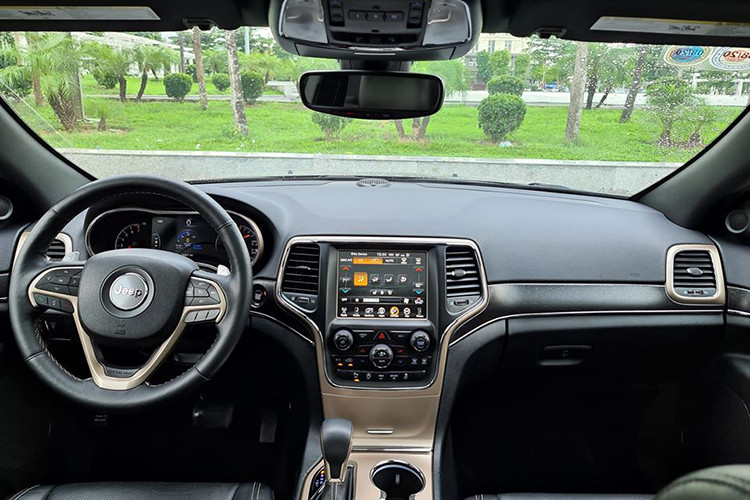 Bên trong, một số điểm nổi bật bao gồm ghế ngồi bọc da cao cấp, hàng ghế trước có thiết kế đậm chất thể thao với thành ghế nhô cao ôm người lái. Vô lăng 3 chấu bọc da tích hợp nhiều phím chức năng.