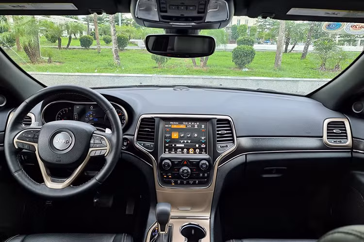 Bên trong, một số điểm nổi bật bao gồm ghế ngồi bọc da cao cấp, hàng ghế trước có thiết kế đậm chất thể thao với thành ghế nhô cao ôm người lái. Vô lăng 3 chấu bọc da tích hợp nhiều phím chức năng.