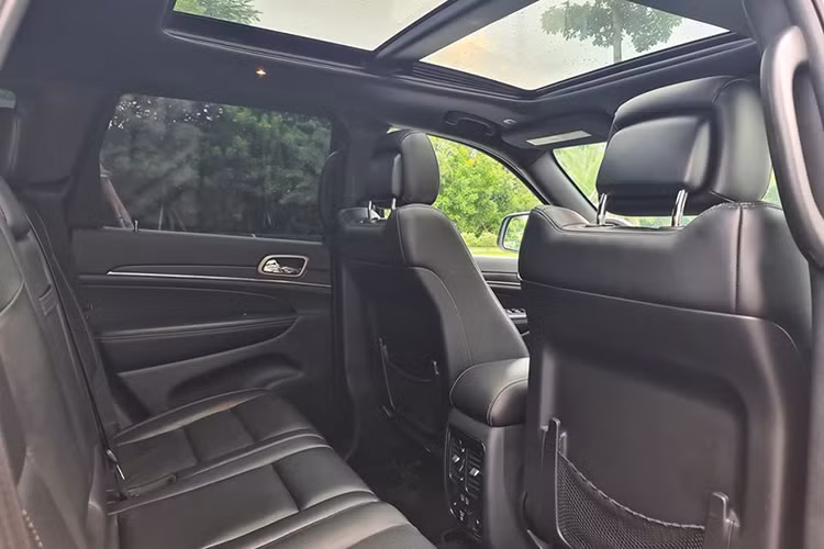 Theo thông tin từ phía Jeep cho hay, Grand Cherokee đã đạt đánh giá cao nhất về độ an toàn nhờ vượt qua các bài kiểm tra về va chạm phía trước, va chạm bên, và va chạm ở các điểm cực hai bên. Hạng mục duy nhất xe bị đánh giá thấp hơn đó là về độ lắc ngang, được đánh giá bốn sao.