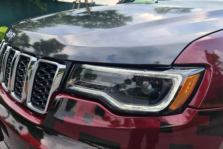 Đầu xe nổi bật với lưới tản nhiệt là 7 chi tiết hình tứ giác được xếp liền nhau, cụm đèn pha HID bóng Bi-Xenon tích hợp dải đèn LED định vị có thiết kế làm người ta liên tưởng đến mẫu xe siêu sang Rolls-Royce Ghost Series II. Đèn sương mù cũng sử dụng công nghệ LED, cản trước thiết kế mạnh mẽ đậm chất thể thao.