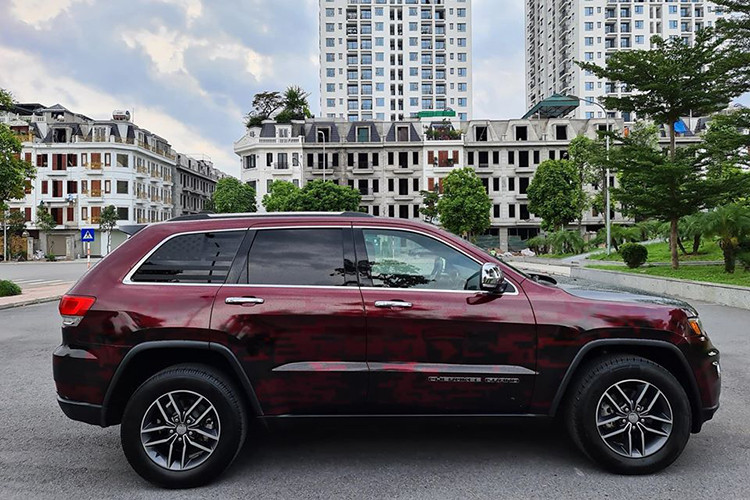 Chiếc xe trong bài viết này là bản cao cấp nhất - Jeep Grand Cherokee Limited 2017. Về thiết kế, xe sở hữu chiều dài tổng thể 4.821 mm, chiều rộng 1.943 mm, cao 1.760 mm, chiều dài trục cơ sở 2.916 mm. Thân xe thiết kế phong cách cơ bắp, bộ mâm 5 cánh kép với tùy chọn sơn đen bóng hoặc 2 tông màu kích thước 20 inch kèm lốp có kích thước 265/50.