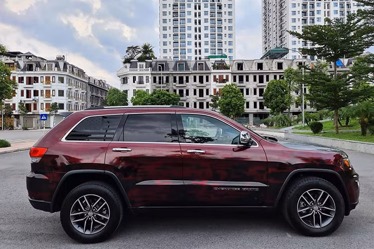 Chiếc xe trong bài viết này là bản cao cấp nhất - Jeep Grand Cherokee Limited 2017. Về thiết kế, xe sở hữu chiều dài tổng thể 4.821 mm, chiều rộng 1.943 mm, cao 1.760 mm, chiều dài trục cơ sở 2.916 mm. Thân xe thiết kế phong cách cơ bắp, bộ mâm 5 cánh kép với tùy chọn sơn đen bóng hoặc 2 tông màu kích thước 20 inch kèm lốp có kích thước 265/50.