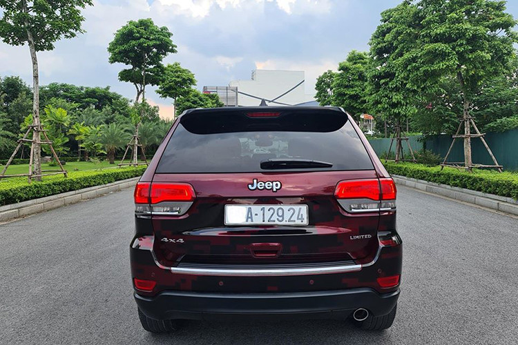 Ở thời điểm ra mắt, phiên bản 4x4 của mẫu xe SUV Jeep Grand Cherokee 2017 có giá bán khởi điểm tại Mỹ là 53.995 USD. Còn phiên bản 4x2 sẽ có mức giá thấp hơn là 50.995 USD. 