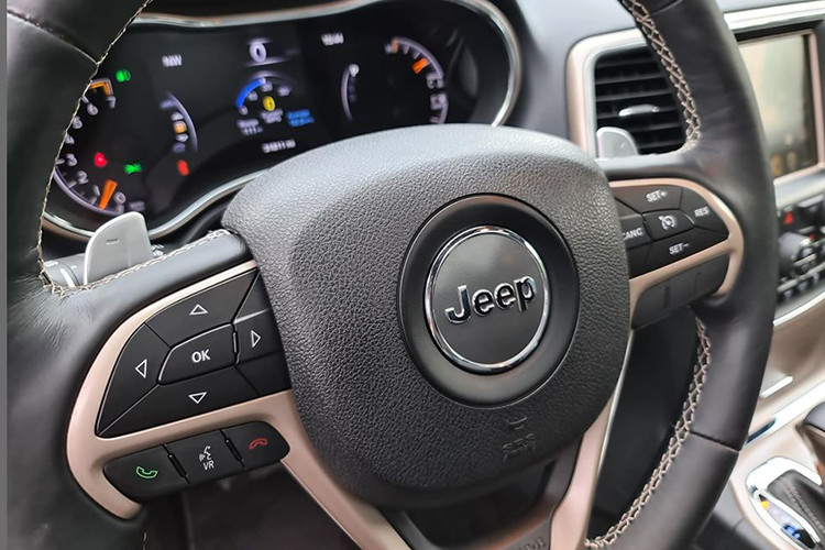 Trung tâm bảng điều khiển là màn hình cảm ứng kích thước 8,3 inch tích hợp bản đồ 3D, tương thích giọng nói, tích hợp SiriusXM Traffic, SiriusXM® Travel Link, hệ thống âm thanh Harman Kardon 19 loa hiệu suất cao. Hàng ghế sau có tùy chọn màn hình giải trí LCD cỡ lớn gắn tại lưng ghế trước.