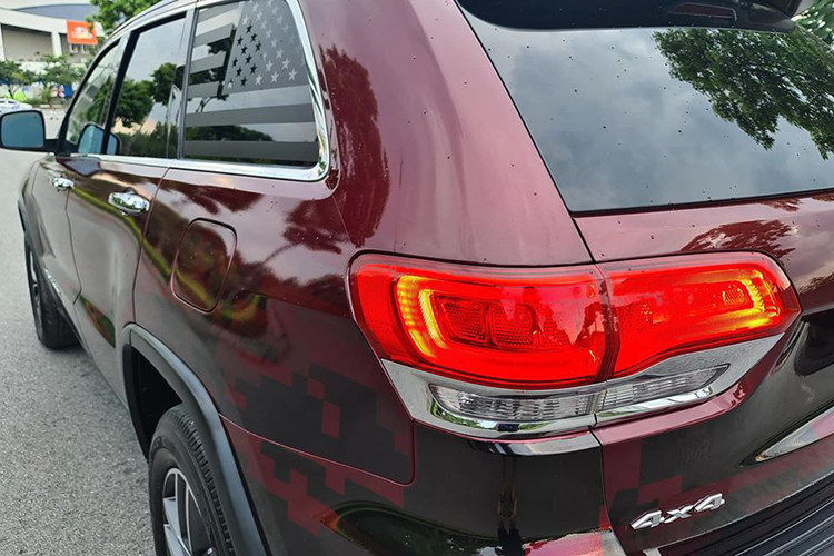 Phần cửa kính 2 bên hông chia thành 3 phần rõ rệt, viền ốp kim loại mạ chrome sáng. Logo phiên bản Grand Cherokee được gắn 2 bên sườn, phía dưới có thêm tấm ốp kim loại. Đuôi xe nổi bật với cụm đèn hậu dạng LED, cản sau thể thao với chụp ống xả đơn đặt đối xứng 2 bên. Gương xe có kích thước lớn giúp khả năng quan sát tốt hơn. Đồng thời được tích hợp xi-nhan báo rẽ, cảnh báo điểm mù.