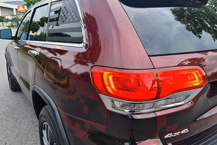 Phần cửa kính 2 bên hông chia thành 3 phần rõ rệt, viền ốp kim loại mạ chrome sáng. Logo phiên bản Grand Cherokee được gắn 2 bên sườn, phía dưới có thêm tấm ốp kim loại. Đuôi xe nổi bật với cụm đèn hậu dạng LED, cản sau thể thao với chụp ống xả đơn đặt đối xứng 2 bên. Gương xe có kích thước lớn giúp khả năng quan sát tốt hơn. Đồng thời được tích hợp xi-nhan báo rẽ, cảnh báo điểm mù.