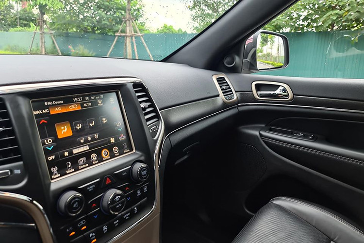 Jeep Grand Cherokee 2017 trang bị khối động cơ V6 3.6 lít có công suất tối đa 295 mã lực, mô men xoắn cực đại 352,5 Nm tại 4.800 vòng/ phút. Hộp số tự động 8 cấp, vô lăng tích hợp lẫy chuyển số bằng tay. Xe có khả năng tăng tốc từ 0 - 96 km/giờ trong 7,6 giây, tốc độ tối đa 188 km/giờ.