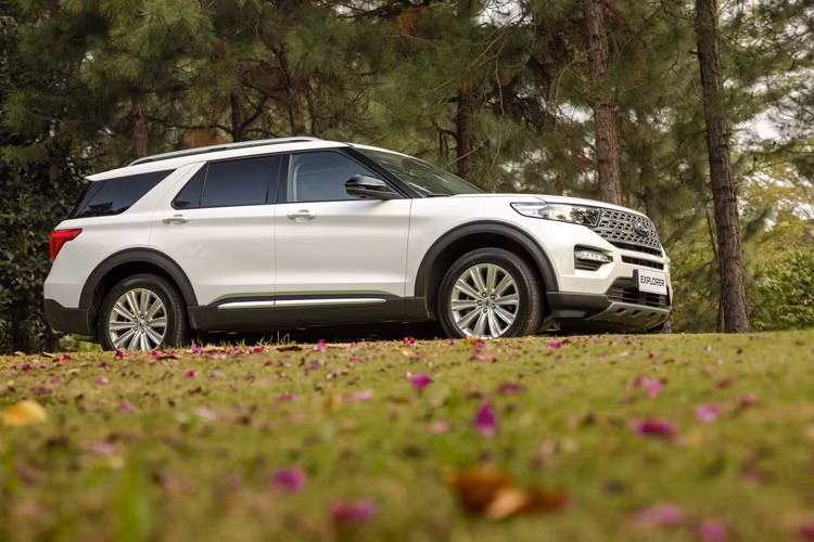 Ford Explorer tai Viet Nam tang gia niem yet them 100 trieu dong