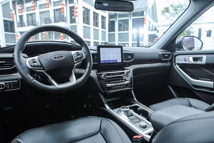 Ford Explorer tai Viet Nam tang gia niem yet them 100 trieu dong-Hinh-2