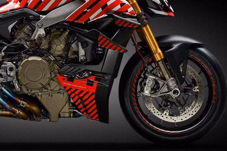 Trong khi đó ở đuôi xe, Streetfighter V4 được phát triển từ người anh em Panigale V4, nên phần đuôi xe không có gì khác biệt so với đuôi xe của bản sport bike. Là bản naked của Panigale V4, Streetfighter V4 có dàn áo tối giản, để lộ hầu hết các chi tiết như khung gầm, động cơ và cổ ống xả.