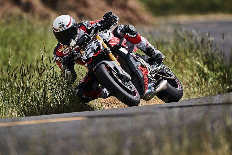 Hệ thống treo của Streetfighter V4 Prototype mang thương hiệu Ohlins cao cấp với cặp phuộc trước hành trình ngược và giảm xóc sau dạng lò xo trụ đơn. Cả hai đều có khả năng hiệu chỉnh với nhiều chế độ cứng mềm và phản hồi khác nhau.