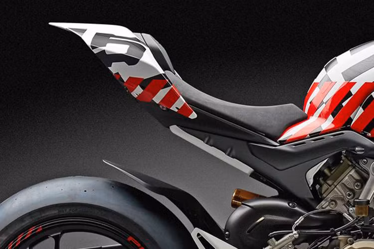 Kiểu thiết kế này không nhằm che đi các đường nét thiết kế ở bình xăng, yếm hay đuôi xe mà càng làm nổi bật hơn ngoại hình của xe. Ở phần đầu xe, Ducati Streetfighter V4 2020 mới có đầu đèn khá nhỏ gọn với đèn pha đôi. Thiết kế đầu xe Streetfighter V4 có phần nào đó giống với Kawasaki Z1000, nhưng lại tạo cảm giác nhỏ gọn, sắc sảo và thực tế hơn.