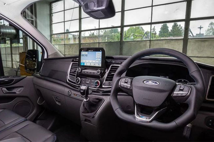 Bên trong nội thất ủa chiếc xe van này cũng thay đổi khá ấn tượng. Khoang cabin tiếp nối chủ đề thể thao với da Nappa và mặt ghế lót da lộn, vô lăng khác biệt trang trí sợi carbon, đồng hồ đo đặc biệt và thảm trải sàn mang logo thương hiệu MS-RT. 