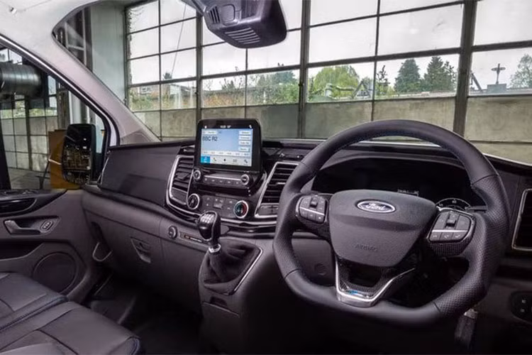 Bên trong nội thất ủa chiếc xe van này cũng thay đổi khá ấn tượng. Khoang cabin tiếp nối chủ đề thể thao với da Nappa và mặt ghế lót da lộn, vô lăng khác biệt trang trí sợi carbon, đồng hồ đo đặc biệt và thảm trải sàn mang logo thương hiệu MS-RT. 