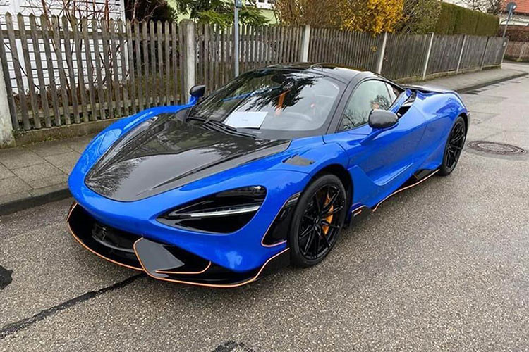 McLaren 765LT dễ dàng đạt 100 km/h từ vị trí đứng yên chỉ trong 2,8 giây và có khả năng lên đến vận tốc 199,5 km/h trong 7 giây. Vận tốc tối đa của xe là 330 km/h. McLaren cho biết 765LT giảm được 79 kg so với 720S và chỉ nặng 1.229 kg. Trọng lượng này nhẹ hơn đối thủ nhẹ nhất của nó trong phân khúc này (Ferrari 488 Pista) đến 50 kg.