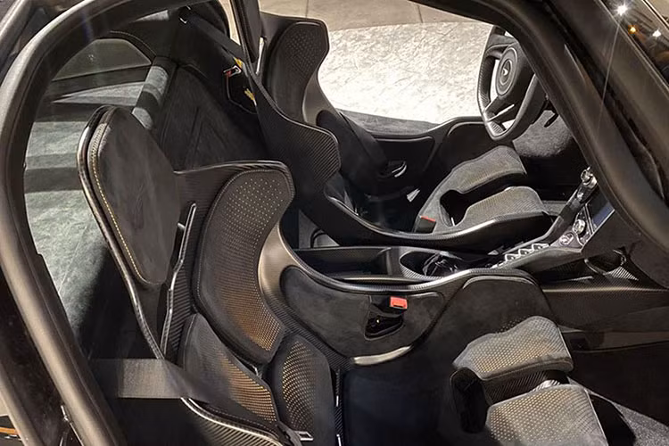 Siêu xe McLaren 765LT bị ngân hàng thu giữ có màu sơn xanh Paris cùng với đó là hàng loạt chi tiết carbon như nắp capô hay cánh gió đuôi phía sau của xe. Đây cũng là mẫu xe thứ 2 có tùy chọn cánh gió carbon tại Việt Nam. Xe có một số chi tiết làm từ chất liệu carbon do bộ phận MSO chế tác như nắp ca-pô, ốp gương chiếu hậu, ốp đường dẫn gió vào động cơ, cánh gió cố định ở đuôi xe, bộ chia gió trên vòm bánh trước.