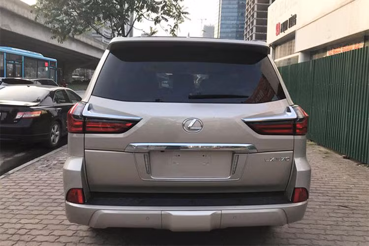 Cản sau của xe mở rộng và những đường dập nổi xuyên suốt từ logo Lexus tới cụm đèn hậu LED hình chữ L mạ chrome. Hai bên thân xe, ô cửa kính sau có hình dáng khác so với người tiền nhiệm với các đường vuốt mang tính khí động học hơn. Cùng với đó là bộ mâm hợp kim có kích cỡ lên tới 21inch thiết kế la zăng dạng 10 chấu bắt mắt.