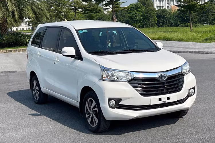 Toyota Avanza được trang bị các công nghệ an toàn tiêu chuẩn gồm hệ thống chống bó cứng phanh ABS, phân phối lực phanh điện tử EBD, hệ thống báo động, dây đai an toàn 3 điểm ELR và khung xe GOA đảm bảo khả năng chống chịu va chạm tốt. Xe có túi khí cho người lái và hành khách phía trước, tuy nhiên, Avanza lại thiếu các trang bị an toàn như camera lùi và cảm biến lùi. 