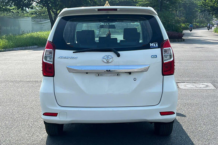 Về ngoại hình, Toyota Avanza 2019 được thiết kế với kích thước nhỏ gọn hơn so với đàn anh Innova, với chiều dài, rộng và cao lần lượt là 4.190 x 1.660 x 1.695 mm, chiều dài cơ sở 2.655 mm và khoảng sáng gầm xe 200 mm. Nhờ vậy, Avanza trở nên linh hoạt trong các khu vực đô thị đông đúc và dễ dàng di chuyển, luồn lách qua những con đường chật hẹp.