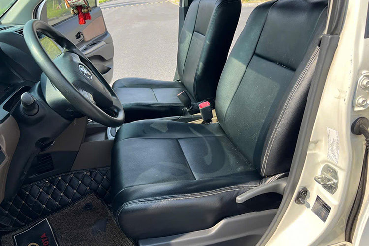 Các nút điều chỉnh điều hòa trên Avanza được thiết kế khá thô sơ và chỉ cho phép điều chỉnh ở mức cơ bản. Điểm cộng đáng chú ý trong thiết kế nội thất là hệ thống điều hòa dàn lạnh cỡ lớn gắn trên trần xe cho hàng ghế sau. Đây là tính năng quan trọng, giúp làm mát nhanh và đều khắp khoang xe – một điểm cộng đặc biệt khi sử dụng xe trong khí hậu nóng ẩm.