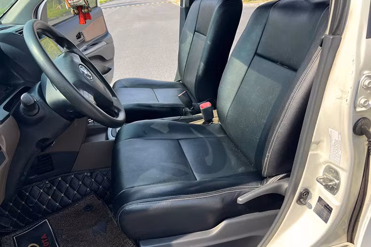 Các nút điều chỉnh điều hòa trên Avanza được thiết kế khá thô sơ và chỉ cho phép điều chỉnh ở mức cơ bản. Điểm cộng đáng chú ý trong thiết kế nội thất là hệ thống điều hòa dàn lạnh cỡ lớn gắn trên trần xe cho hàng ghế sau. Đây là tính năng quan trọng, giúp làm mát nhanh và đều khắp khoang xe – một điểm cộng đặc biệt khi sử dụng xe trong khí hậu nóng ẩm.