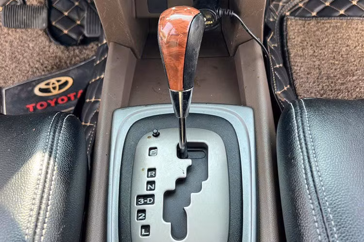 Không gian nội thất của Toyota Avanza, dù nhỏ hơn Innova, nhưng vẫn đủ thoải mái và không tạo cảm giác chật chội. Toyota đã chọn tông màu be chủ đạo kết hợp với các mảng nhựa tối màu, mang lại sự ấm cúng cho không gian bên trong. Tablo xe được bố trí hợp lý với màn hình giải trí 6.2 inch nằm dưới hai cửa gió điều hòa kích thước lớn, hỗ trợ người lái dễ dàng quan sát và thao tác.