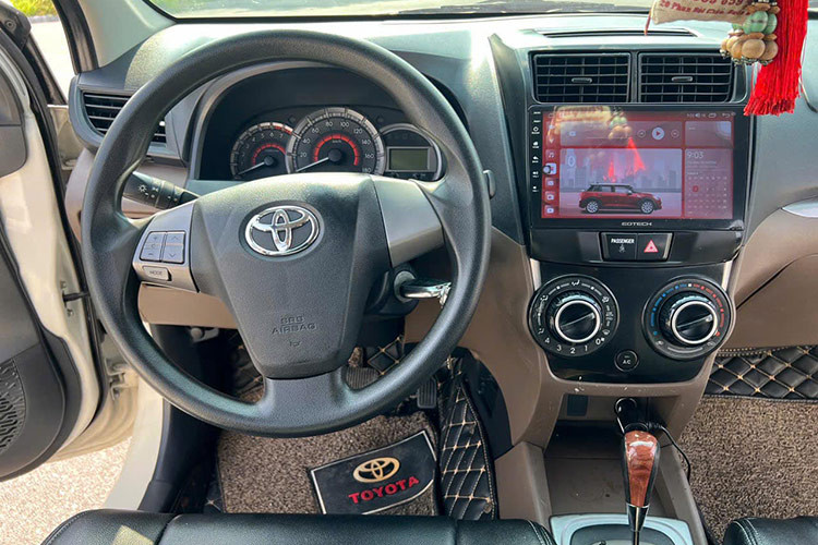 Ngoại thất của Avanza có một số nét tương đồng với Innova, đặc biệt là ở phần đầu xe. Thân xe được thiết kế đơn giản, không cầu kỳ, phù hợp với phân khúc MPV bình dân. Điểm nhấn nổi bật nhất ở đuôi xe là cánh gió lớn tích hợp đèn phanh trên cao, mang lại vẻ thể thao và mạnh mẽ cho chiếc MPV giá rẻ này.