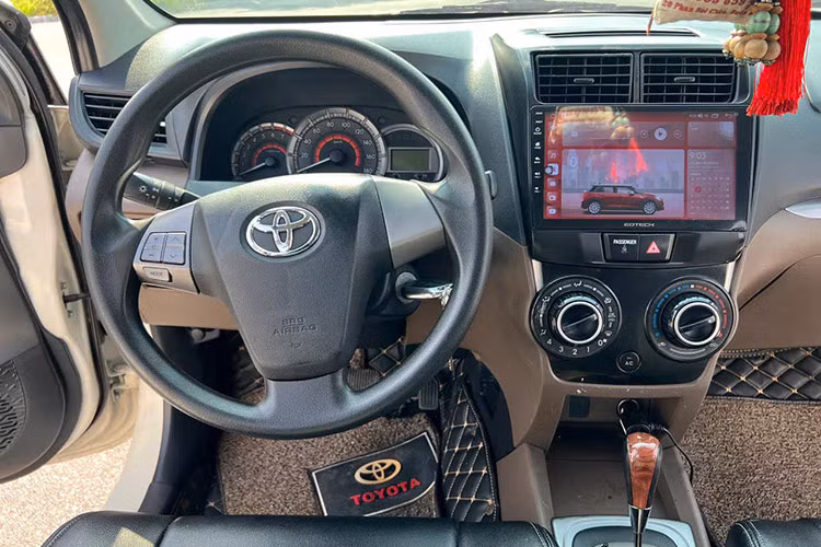 Ngoại thất của Avanza có một số nét tương đồng với Innova, đặc biệt là ở phần đầu xe. Thân xe được thiết kế đơn giản, không cầu kỳ, phù hợp với phân khúc MPV bình dân. Điểm nhấn nổi bật nhất ở đuôi xe là cánh gió lớn tích hợp đèn phanh trên cao, mang lại vẻ thể thao và mạnh mẽ cho chiếc MPV giá rẻ này.