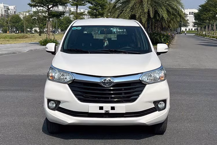 Mới đây, một chiếc Toyota Avanza Premio đời 2019, phiên bản AT đang được rao bán với giá loanh quanh 400 triệu đồng. Sau 5 năm sử dụng, chiếc xe đã lăn bánh khoảng 7 vạn kilomet. Ở thời điểm mua mới, giá lăn bánh của phiên bản này rơi vào khoảng 700 triệu đồng. Như vậy, chiếc xe đã khấu hao khoảng 300 triệu đồng sau 5 năm lăn bánh.