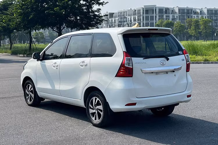 Biến thể thứ hai là động cơ 1NR-VE, 4 xi-lanh thẳng hàng, dung tích 1.3L, với công suất 95 mã lực và mô-men xoắn cực đại 121 Nm, kết hợp với hộp số sàn 5 cấp, lý tưởng cho người dùng yêu thích cảm giác lái chủ động và tiết kiệm nhiên liệu.