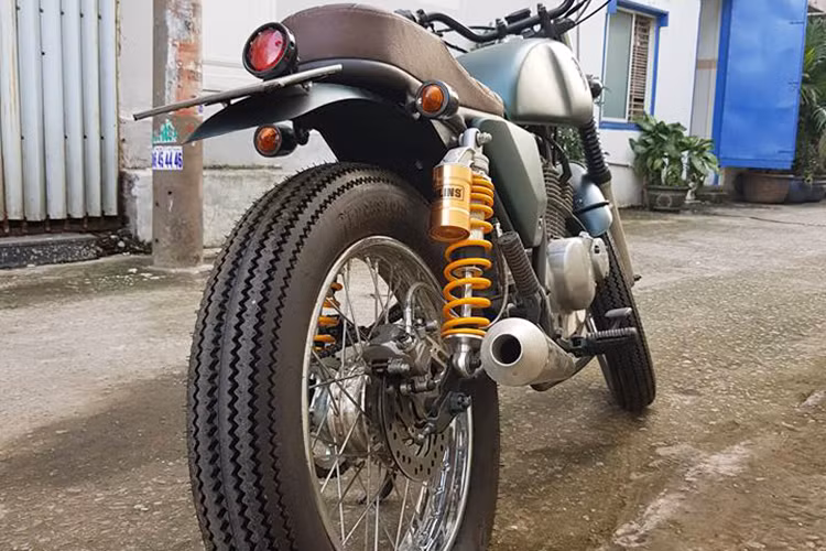 Cặp bánh trước và sau của xe cũng ấn tượng hơn nhờ được làm mới bằng lốp béo Firestone. Hệ thống ống xả cũng được làm mới bằng pô chuỳ thiết kế thủ công cho âm thanh mạnh mẽ và mã lực tốt hơn so với nguyên bản.