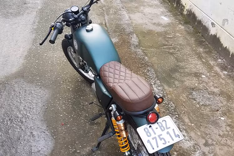 Nhờ có ghi-đông cao và rộng, tư thế ngồi của GN125 đã mang đậm phong cách tracker hơn mà không mất đi sự thoải mái nguyên bản. Yên xe dạng bánh mỳ cũng được làm thủ công bằng da mềm đủ dùng cho hai người cũng đẹp và chất chơi hơn nhiều so với nguyên bản trước đây.