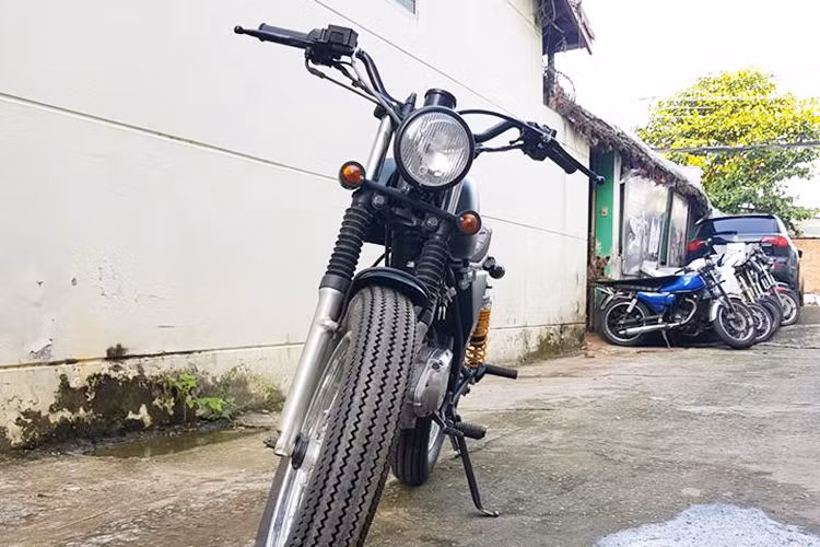 Từ một chiếc Suzuki GN125 đời cũ gần như nguyên bản toàn bộ, xưởng độ Garage Tự Thanh Đa tại Sài Gòn đã tạo nên bản độ mang phong cách tracker mạnh mẽ cá tính những vẫn bền bỉ và đa dụng cho mọi địa hình.