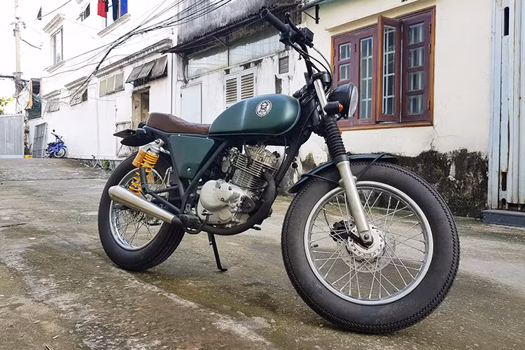 Sau khi được xưởng độ Garage Tự Thanh Đa tại Sài Gòn "làm mới" lại, chiếc Suzuki GN125 độ dáng tracker đã mạnh mẽ và tin cậy hơn để có thêt cùng chủ nhân rong ruổi đường trường. Được biết tổng chi phí để hoàn thành bản độ này là khoảng gần 30 triệu đồng chưa kể "xác xe".