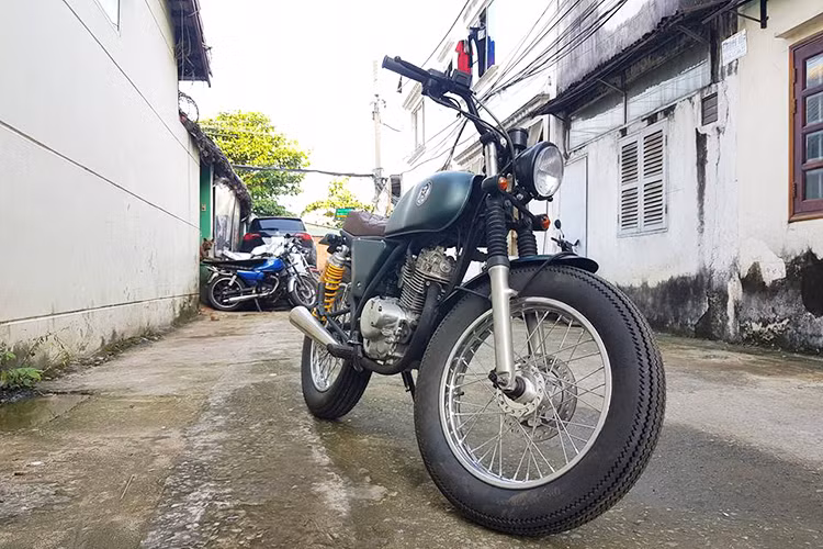 Với mong muốn có một chiếc xe côn tay phong cách và bền bỉ để có thể thực hiện những chuyến đi dài những vẫn mang đậm phong cách mới lạ, mới đây một biker tại Gia Lai đã liên hệ với xưởng độ Garage Tự Thanh Đa tại Sài Gòn để độ lại chiếc GN125 theo dáng tracker.