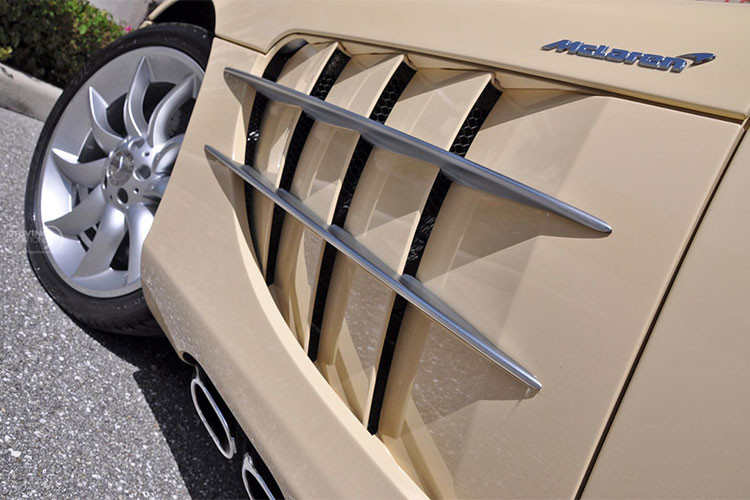 Chiếc mui trần Mercedes SLR Roadster cực độc này có phần thân được bao phủ một màu trắng ngà cực độc, ra mắt vào năm 2009. Để đảm bảo tính “độc nhất vô nhị” này, phần mui xếp của xe cũng được tân trang lại với màu nâu đỏ, thay vì màu đen thường thấy.