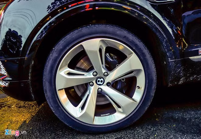 Xe được trang bị vành off-road 20 inch, hoặc tùy chọn 21 và 22 inch để sử dụng trên đường phố. Mặc dù thiết kế "sang chảnh" nhưng Bentayga có khả năng off-road không hề thua kém những chiếc SUV cỡ lớn trên thị trường.