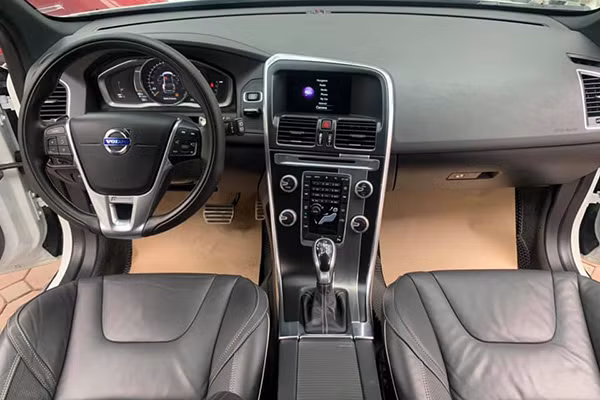 Theo đúng phong cách Bắc Âu, nội thất của Volvo XC60 được thiết kế trực quan, đơn giản nhưng hữu dụng. Tuy nhiên do đã ra đời từ năm 2008 và chỉ được cải tiến nhẹ từ 2014 cho tới nay, cabin của xe đã lộ rõ thiết kế lạc hậu hơn so với các đối thủ đồng hạng, đã trải qua 2 thế hệ khác nhau trong cùng khoảng thời gian.